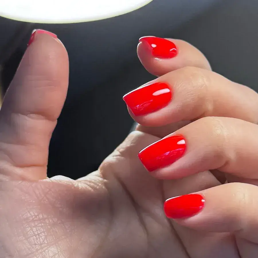 Post de Grazi Sturion com unhas curtas esmaltadas em vermelho vivo