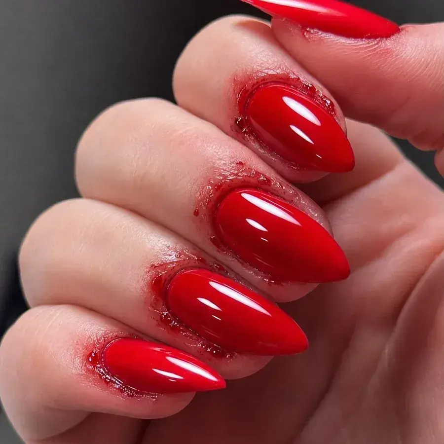 Post da MULVI com unhas longas em vermelho e acabamento cintilante na base