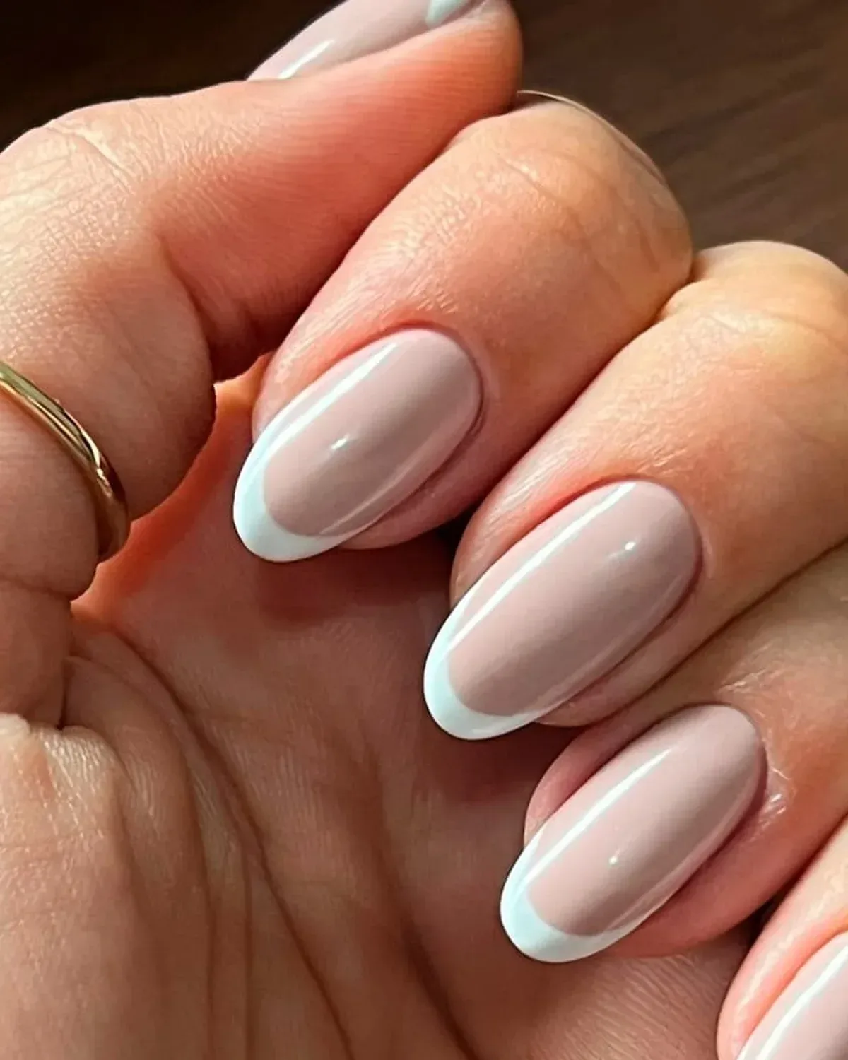 Close de mão com unhas em francesa leitosa, trabalho finalizado na MULVI